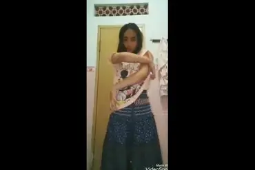 Dokumentasi Gadis Cantik Bersantai Di Kasur