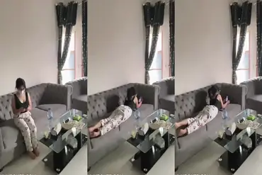 Dokumentasi Gadis Cantik Bersantai Di Ruang Tamu